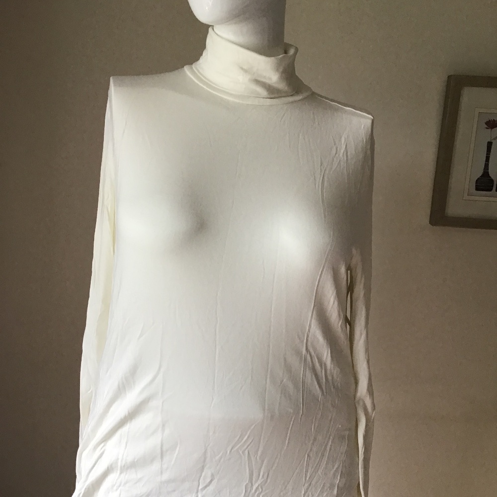 Women's White Long-Sleeve Turtleneck Top